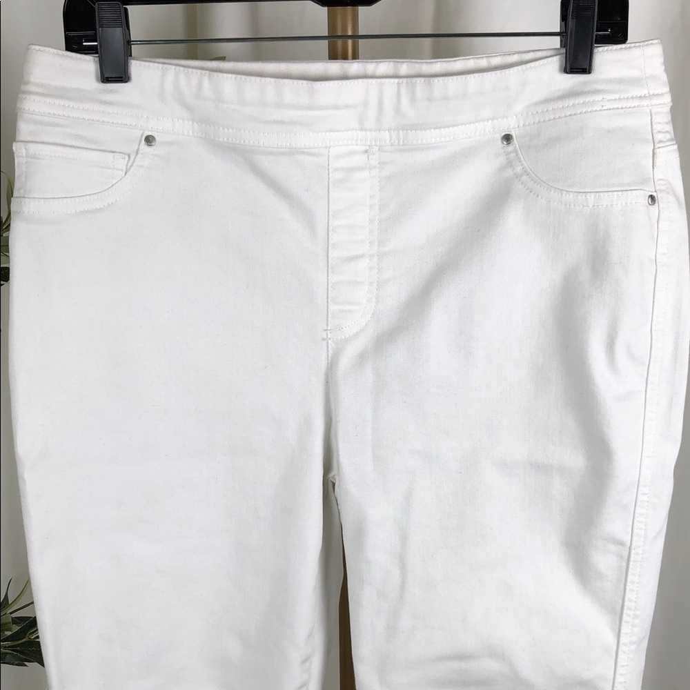 Chico's White Perfect Stretch Girlfriend Slim Leg Capri (B4) - Picture 3 of 9